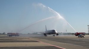 Первый прилетевший в аэропорт Краснодара самолет встретили водяной аркой: видео