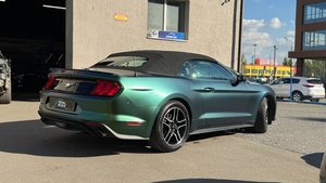 Оклейка кузова автомобиля цветной полиуретановой пленкой Ford Mustang