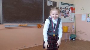 Ильвина показывает движения танца