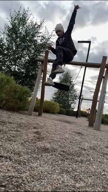 Мой эпичный полёт с качели😅🔥💥 смотреть онлайн