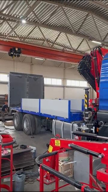 Готовим бортовой эвакуатор с КМУ на шасси HOWO... смотреть онлайн