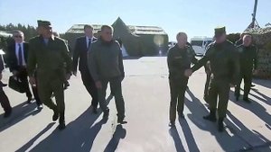 Президент в военной форме проследил за маневрами на полигоне.