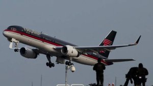 Bloomberg: самолет Трампа опасно сблизился с пассажирским лайнером