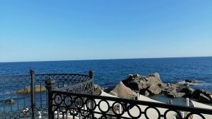 Вид на обновленный детский пляж со стороны Воронцовского парка.