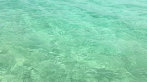 Теплый, ласковый и прозрачный океан на пляже. Это Ямайка