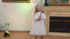 "Летаю в облаках" (А.Петряшева) - поет София Шапошник