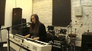 Оксана Найдун (фортепиано, вокал)- "На сиреневой луне" (Л. Агутин - cover)