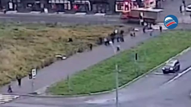 В Мурино автомобиль, проехав на красный, врезался в толпу на тротуаре: пострадали трое, включая дет