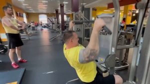 Тяга вертикального блока к груди. Качаем спину