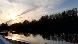 20250917_180756 Закат над озером и пляжем осенью