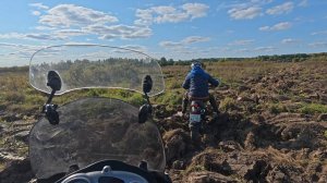 Эндурим по полям. Мотоциклы BMW GS 650 Dakar и Racer triumph 300