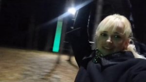 Гуляю в России осенью ночью в листве