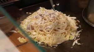 Японская еда - свернутые яйца, говядина жареный рис, блины из морепродуктов Киото Япония