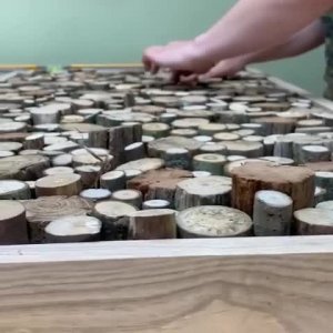 Красивая столешница из спилов деревьев.