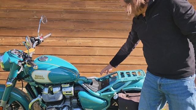 Снятие пассажирского седла на Royal Enfield Classic 650 Роял Энфилд Классик