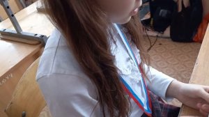 Вика рассмартивает свои дипломы