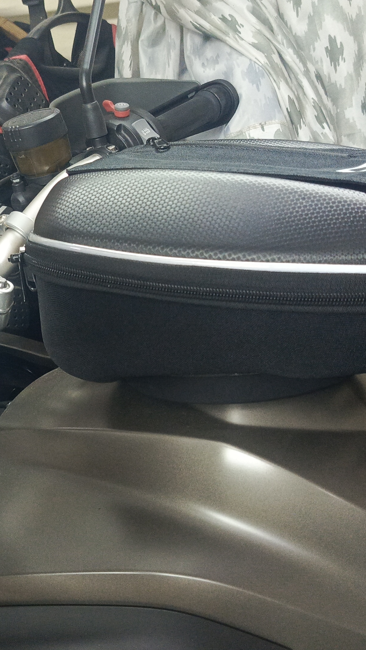 Сумка на бак мотоцикла со странным названием "Cucyma".   С Озона. смотреть онлайн