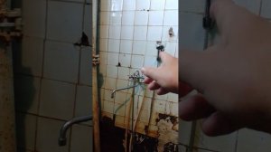 душ в древнем здании казармы