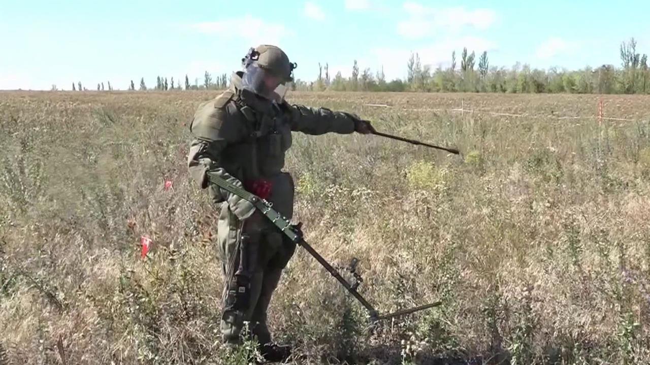 На территориях, откуда уже выбили украинских боевиков, идет напряженная работа саперов