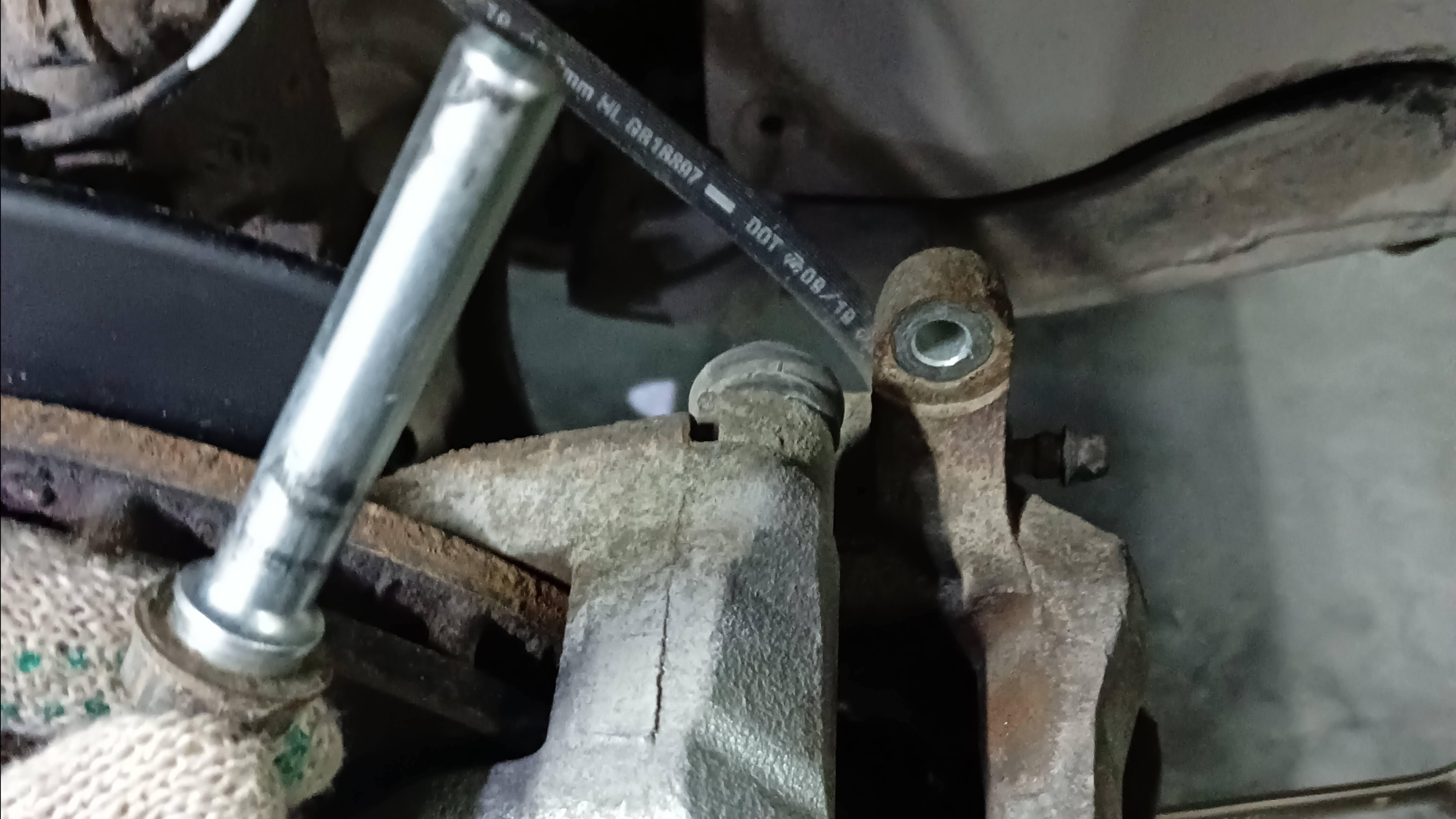 Замена передних тормозных колодок, обслуживание направляющих суппорта Lexus RX350 RX200t RX300 смотреть онлайн