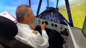 Дитмар пробует тренажер