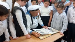 2ая школа 4 в класс моряк показывает свой альбом