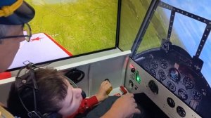 Даниэль мальчик с ОВЗ летает на тренажере