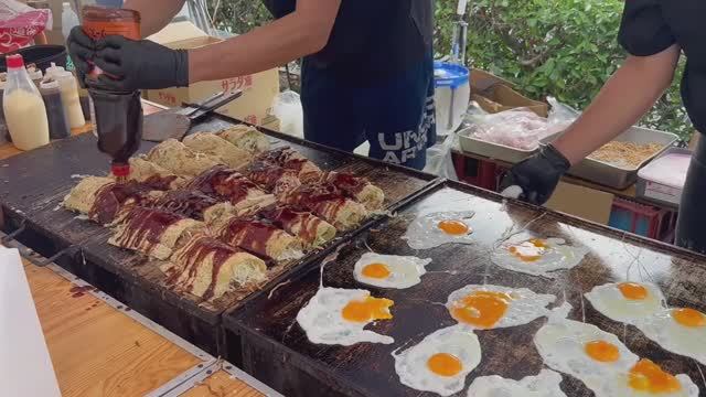 Свежеиспеченные окономияки по-хиросимски. Японская уличная еда