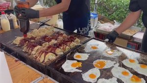 Свежеиспеченные окономияки по-хиросимски. Японская уличная еда