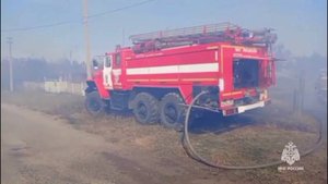 В Ростовской области огонь от возгорания сухой травы перекинулся на жилые дома