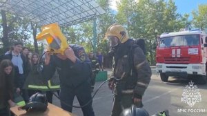 Открытый урок со школьниками об основах безопасности жизнедеятельности провели сотрудники МЧС России