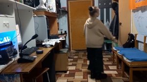 Амина репитиция татарского танца для выступления на елке