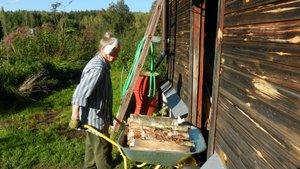 Бабка помогает