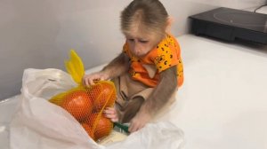 Обезьянка ЛАПУСЯ пищит просит папу кушать Контролирует готовку казывает Спрашивает Подс