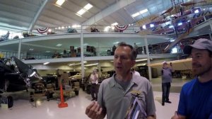 Командующий американским батальоном танков в Европе катется на мотоцикле BMW