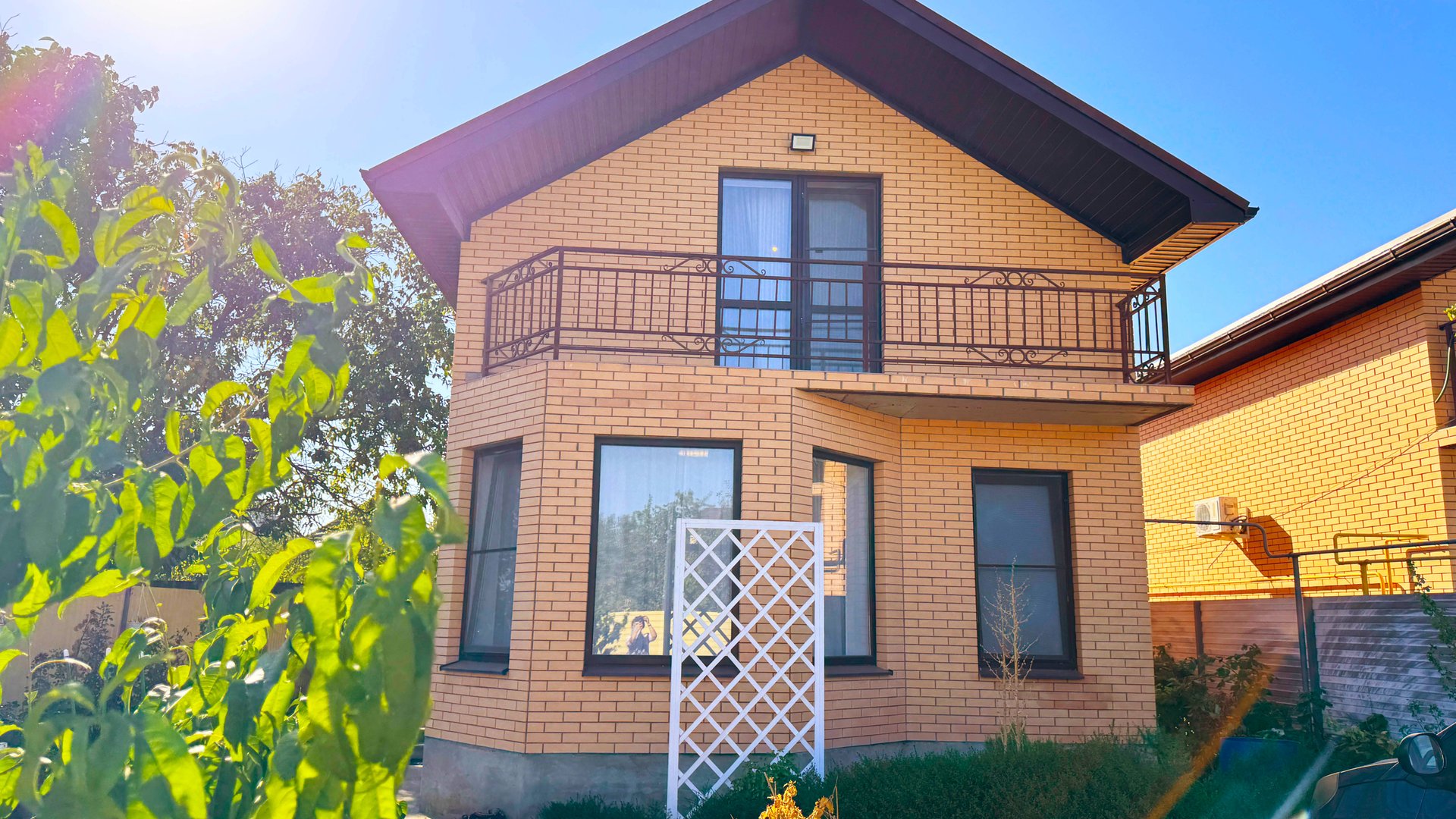 Загородная жизнь: дом с уютными спальнями и панорамными окнами смотреть онлайн