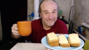 завтрак с Рыжулей. надел неудачную футболку. мукбанг. обжор. еда на камеру. диета. шизофрения.