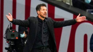 Тренер "Атлетико" Симеоне устроил перепалку с фанатами "Ливерпуля"