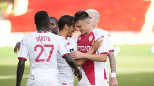 Футболисты "Монако" покинули самолет в Брюгге полуголыми, рейс отменен