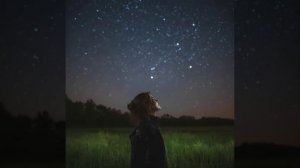 Ты смотришь в небо наслаждаясь красотой