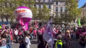 Во Франции новые протесты. По этому случаю французы танцуют и поют песню на мотив «Катюша» и жгут фа