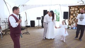 Ведущий Денис Колесников