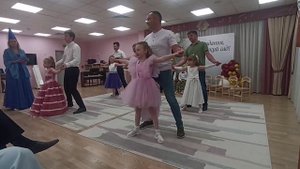 Танец с папами на выпускном в детском саду