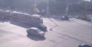 Момент аварии с трамваем на Викулова - Крауля в Екатеринбурге попал на видео.