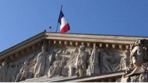 Французские депутаты получили 600 презервативов с призывом "не размножаться"