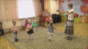 Танец с осенними листочками