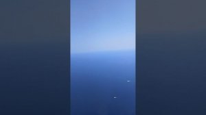 Красное море под крылом самолета.