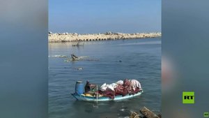 قطاع غزة.. نزوح على متن قوارب بدائية هربا من القصف والدمار