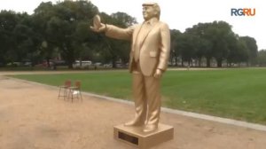 В Вашингтоне установили золотую статую Трампа с биткоином