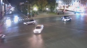 На перекрестке проспект Ленина - 8 Марта в Екатеринбурге столкнулись мотоциклист и легковушка.